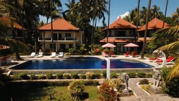 Hotel medencével a tenger partján, Bali. — Stock videók