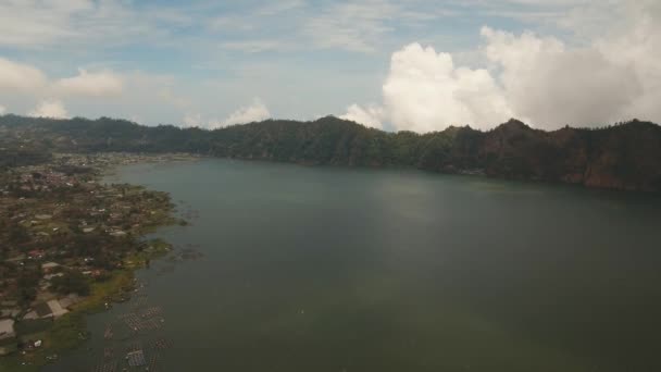 Lago en el cráter del volcán. Batur, Bali — Vídeo de stock