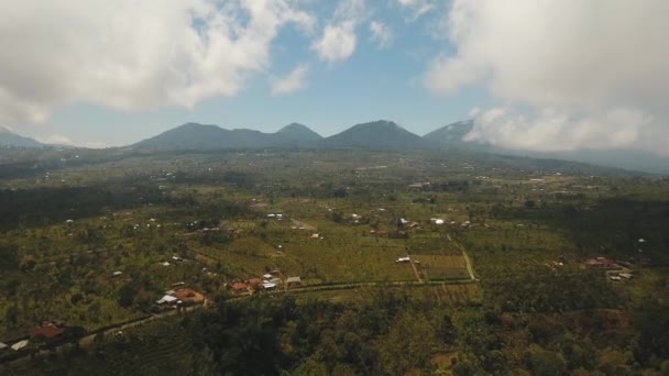 Горный пейзаж с долиной и деревней Бали, Индонезия — стоковое видео