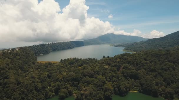 산악 지대에 있는 호수, 인도네시아 발리 섬. — 비디오