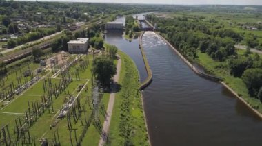 Nehri üzerinde ağ geçidi. Bent kapıları.