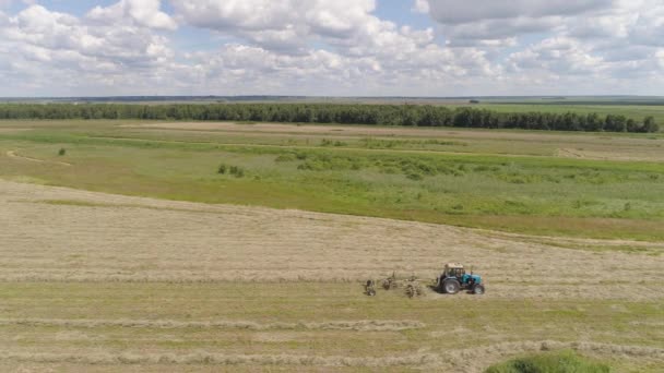 Tracteur avec palangriers sur le terrain de la ferme. — Video