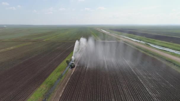 Irrigatiesysteem voor landbouwgrond. — Stockvideo