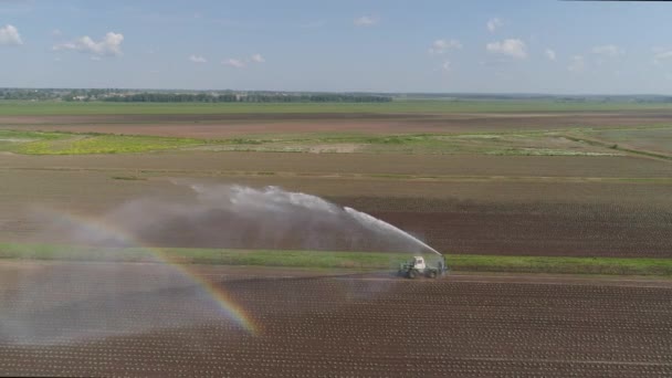 Irrigatiesysteem voor landbouwgrond. — Stockvideo