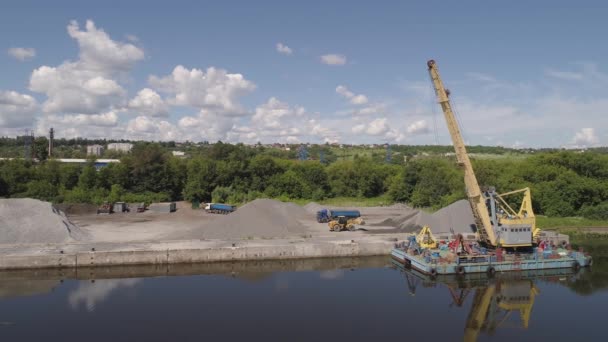 Sungai crane ekskavator pada tongkang. — Stok Video