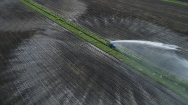 Tarım arazisindeki sulama sistemi.