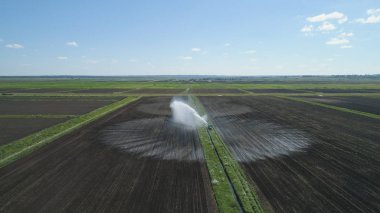 Tarım arazisindeki sulama sistemi.