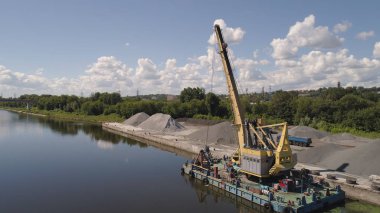 Nehir vinci kazıcısı mavnada..