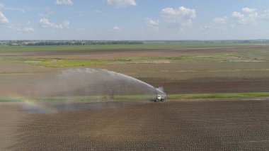 Tarım arazisindeki sulama sistemi.