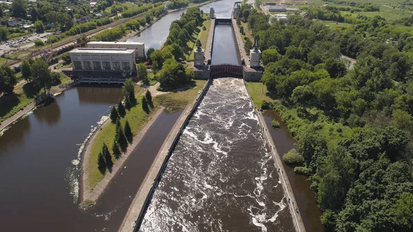 Gateway op de rivier. Sluisdeuren. — Stockfoto