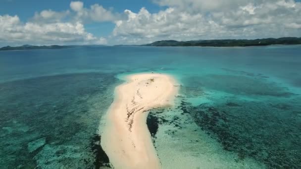 Havadan görünümü güzel plaj tropikal adada. Siargao Adası, Filipinler. — Stok video