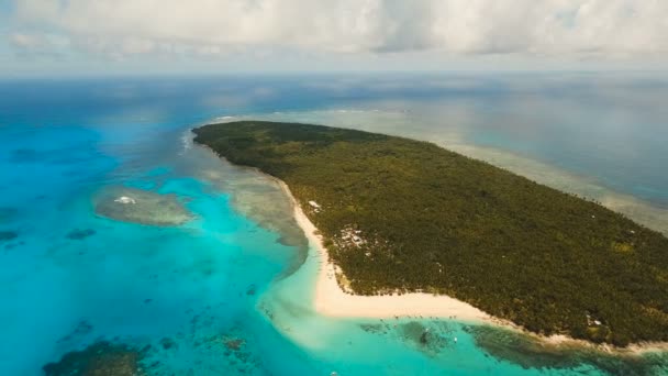 Letecký pohled na krásné pláži na tropickém ostrově. Siargao island, Filipíny, DACO. — Stock video