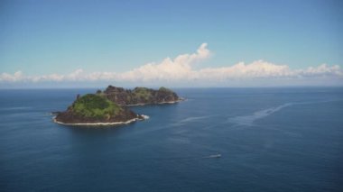 Denizde kayalık adalar. Filipinler, Dos Hermanas.