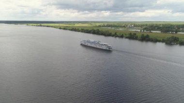 Cruise gemi nehirde havadan görünümü