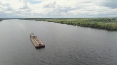 Volga Nehri üzerinde mavna