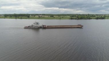 Volga Nehri üzerinde mavna