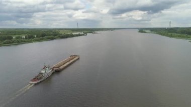 Volga Nehri üzerinde mavna