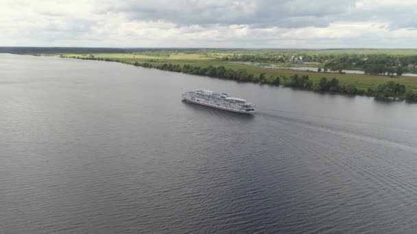 Kreuzfahrtschiff auf dem Fluss aus der Luft — Stockvideo