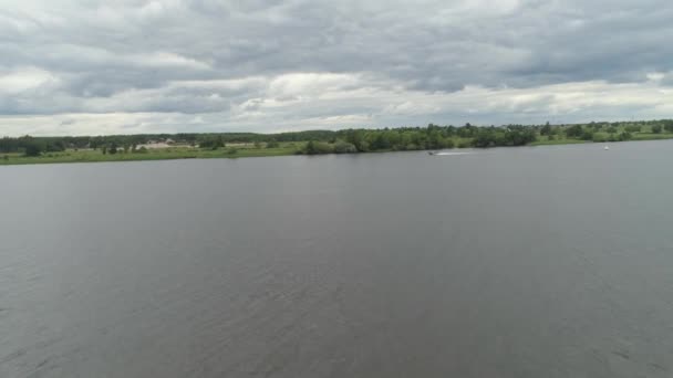 Bateau à moteur sur la rivière 