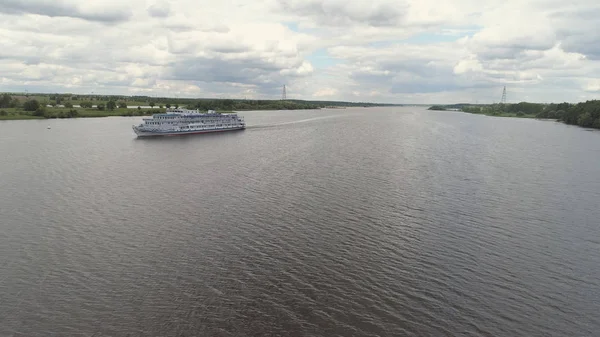 Cruiseschip op de rivier luchtfoto — Stockfoto
