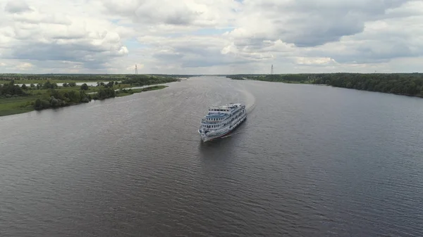 Cruiseschip op de rivier luchtfoto — Stockfoto