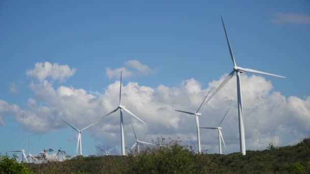 Zonneboerderij met windmolens. Filippijnen, Luzon — Stockvideo
