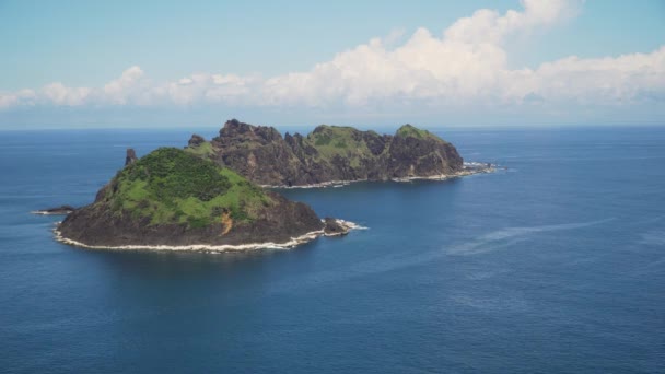 Скелясті острови в морі. Філіппіни, Dos Hermanas. — стокове відео