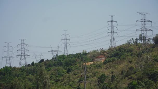 Yüksek voltajlı elektrik hattı. Filipinler, Luzon. — Stok video