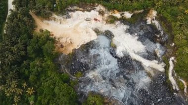 Ekskavatör ocağında kamyon yükler. Filipinler, Siargao.
