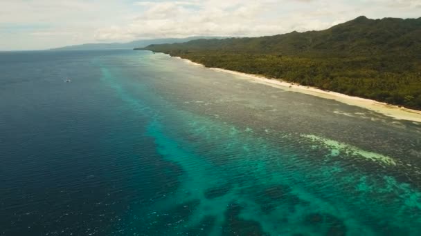 Pantai indah pemandangan udara di sebuah pulau tropis. Filipina, Anda daerah . — Stok Video