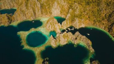 Havadan görünümü İki Yataklı göl, deniz, plaj. Tropik ada. Busuanga, Palawan, Filipinler.