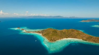 Havadan görünümü tropikal lagün, deniz, plaj. Tropik ada. Coron Palawan, Filipinler.