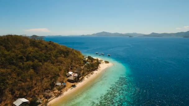 Muz adasındaki hava manzaralı güzel bir plaj. Filipinler. — Stok video