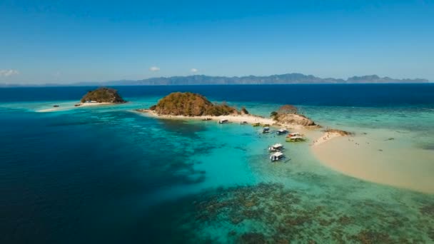 Vista aérea bela praia em uma ilha tropical. Filipinas. — Vídeo de Stock