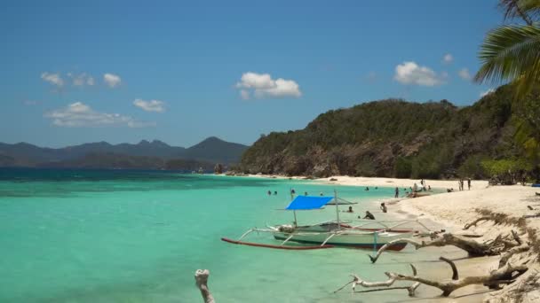 Wunderschöner Strand auf einer tropischen Insel Malcapuya. Philippinen. — Stockvideo