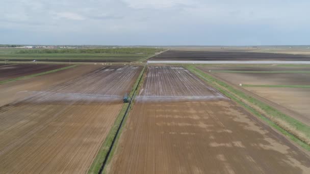 Sistema di irrigazione sui terreni agricoli. — Video Stock