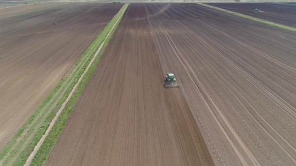 Traktor med harvar på jordbruksmarken — Stockvideo