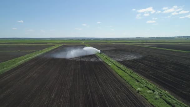 Irrigatiesysteem voor landbouwgrond. — Stockvideo