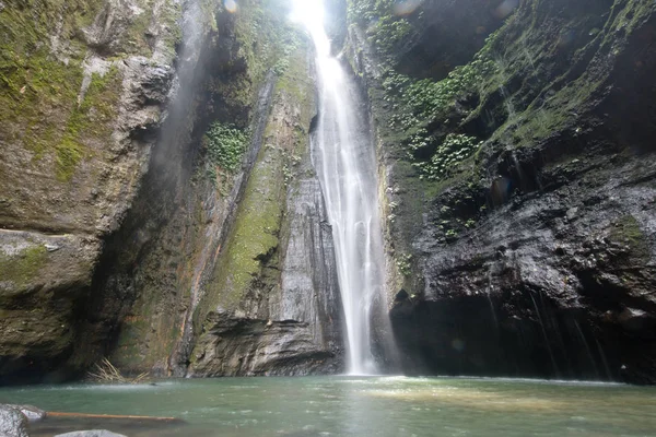 Schöner tropischer Wasserfall. Bali, Indonesien. — Stockfoto