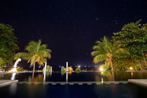 Hotel con piscina en el fondo del cielo estrellado . — Foto de Stock