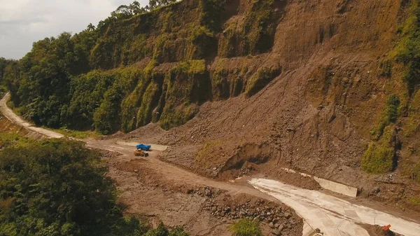 Erdrutsch auf der Straße in den Bergen.camiguin Insel Philippinen. — Stockfoto