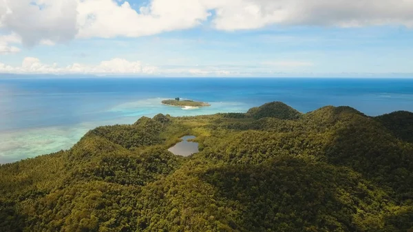 Flygfoto tropisk lagun, havet, stranden. Tropisk ö. Siargao, Filippinerna. — Stockfoto