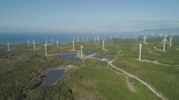 Solarpark mit Windrädern. Philippinen, Luzon — Stockvideo
