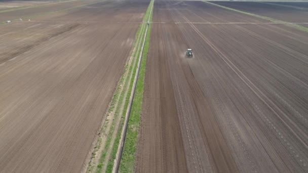 Trekker met Eggen op de landbouwgrond — Stockvideo