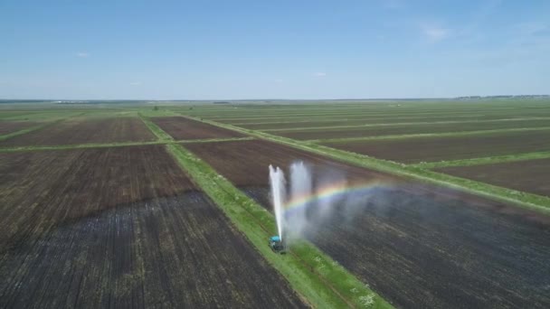 Іригаційна система на сільськогосподарських землях . — стокове відео