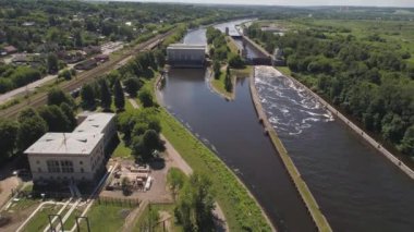 Nehri üzerinde ağ geçidi. Bent kapıları.