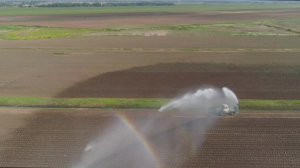 Irrigatiesysteem voor landbouwgrond. — Stockvideo