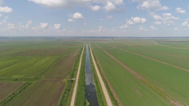 Flygfoto över jordbruksmark. — Stockvideo