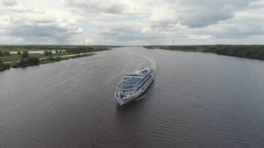 Havadan görünümü büyük beyaz kırsalında Volga Nehri'nde gemisi. Yeşil ağaçların arasından river Cruise ship.
