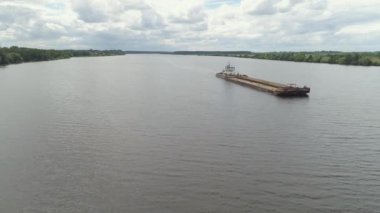 Volga Nehri üzerinde mavna